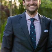 I am a professional with years of experience in the business sector, passionate about winter and mountain sports. Very active and good communicator and conversationalist.